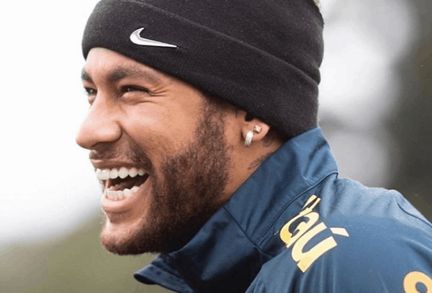 Modelo flagrada na casa de Neymar em Paris revela como foi tratada