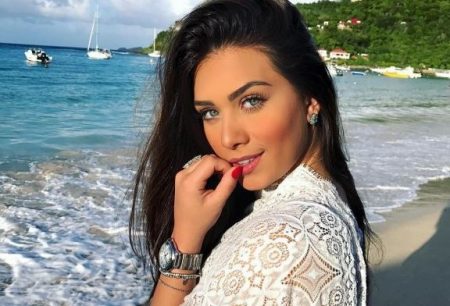 Solteira, Flavia Pavanelli curte evento e dá fora em admirador