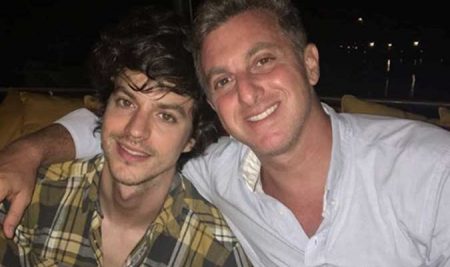 Irmão de Luciano Huck posta foto com namorado gato e faz comemoração