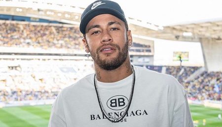 Neymar come caviar em Paris e comemora vitória da favela