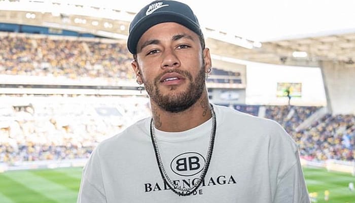 Neymar come caviar em Paris e comemora vitória da favela