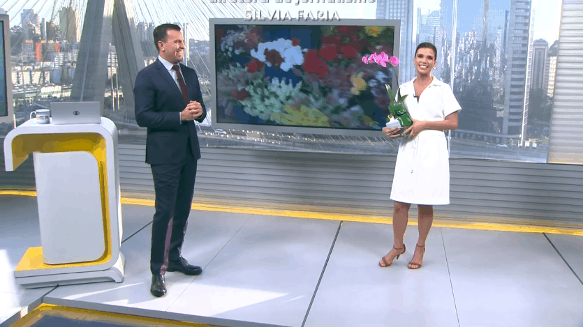 Jornalista da Globo ganha flores ao vivo e manda indireta para o marido
