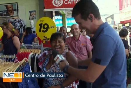 Mulher causa com cantada e ao chamar repórter da Globo de “gostosão”