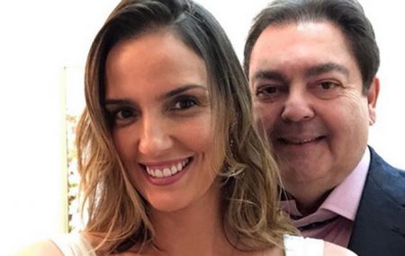 Bailarinas do “Domingão” embarcam em viagem com esposa de Faustão