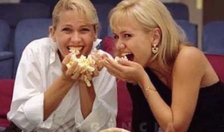 Xuxa e Eliana recriam foto de 1997 e descem até o chão com funk
