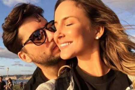 Claudia Leitte posa na cama ao lado do esposo e esbanja romance