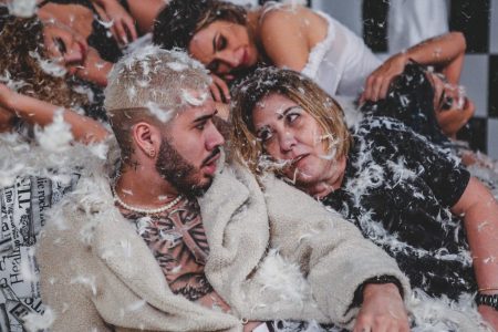 Kevinho abusa da vida de solteiro em novo clipe com a mãe
