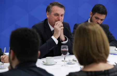 Jornalista da Globo presenteia Jair Bolsonaro com Bíblia durante café da manhã