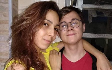 Isabela Tibcherani leva flores para o túmulo de Rafael Miguel