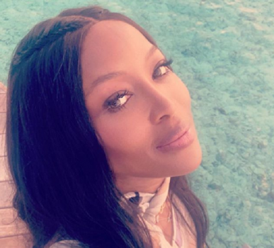 Naomi Campbell posa nua no deserto para ensaio e quebra a internet