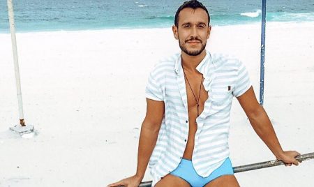 Repórter do “TV Fama” causa em campanha de sunga no Rio
