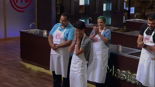 Helton volta ao “MasterChef” em repescagem e público faz a festa na web