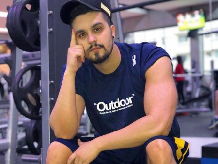 Luan Santana exibe braço bem torneado em publicação e web reage