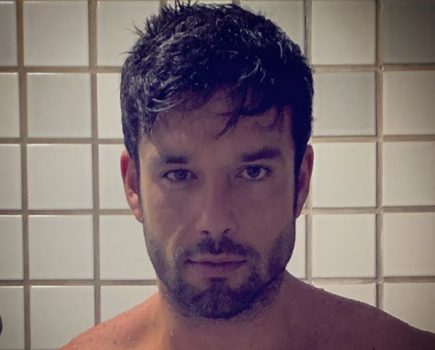 Sergio Marone aparece de cueca e volume chama a atenção