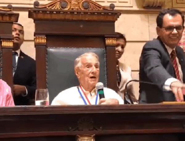 Aos 99 anos, Orlando Drummond, o Seu Peru, recebe homenagem na Câmara do Rio