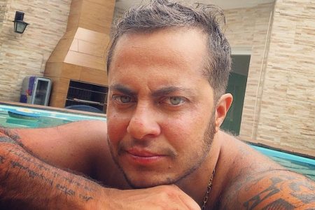 Thammy Miranda choca ao revelar ritual para se proteger de energias ruins
