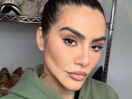 Cleo Pires aparece em evento com bumbum gigante e rouba a cena