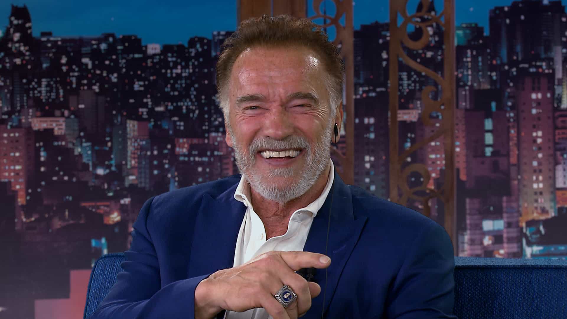 Arnold Schwarzenegger passeia com namorada em carro avaliado em R$ 450 mil