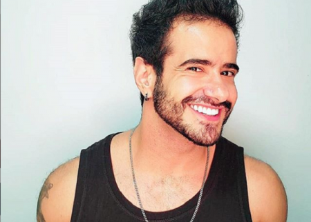 Ator trans Tarso Brant assume namoro com estudante de 20 anos