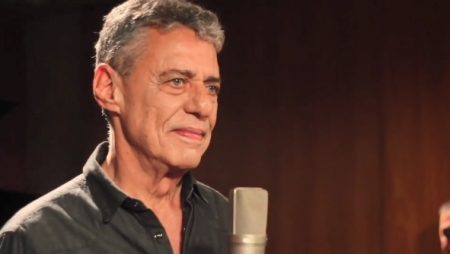 Chico Buarque e outras personalidades enviam pedido de impeachment de Bolsonaro