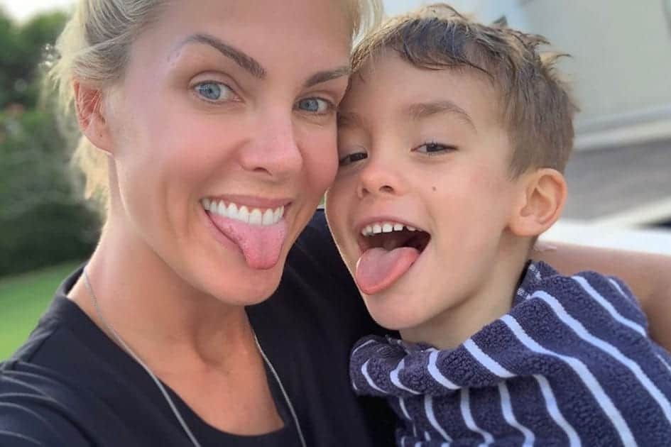 Ana Hickmann recebe visita especial na Record e se declara