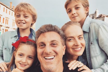 Angélica e Luciano Huck fazem missa com Padre Fábio e amigos famosos