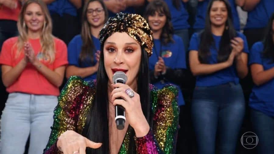 Claudia Raia homenageia LGBTs com figurino e Faustão desabafa na TV