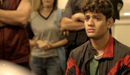 “Malhação”: Cleber é levado à delegacia e amigos tentam defendê-lo