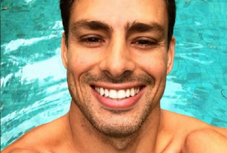 Cauã Reymond posa em banheira de gelo e web não perdoa