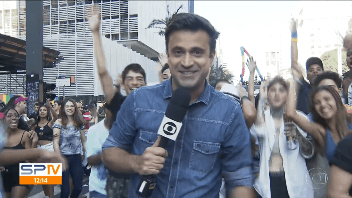 Repórter casado da Globo leva cantada em gravação na Parada LGBTQ+
