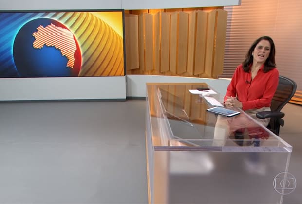 Globo quebra o protocolo e exibe grande faixa com “Lula Livre” ao vivo
