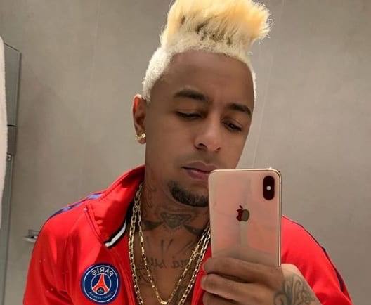Amigo de Neymar suspeito de atirar em homem aparece e chora em vídeo