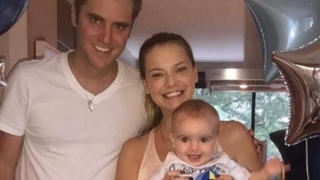 Milena Toscano surge com a família e revela segunda gravidez