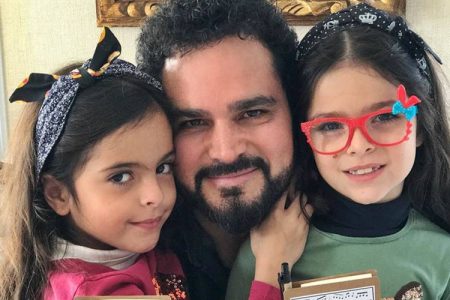 Luciano Camargo faz surpresa para as filhas ao reencontrá-las em casa
