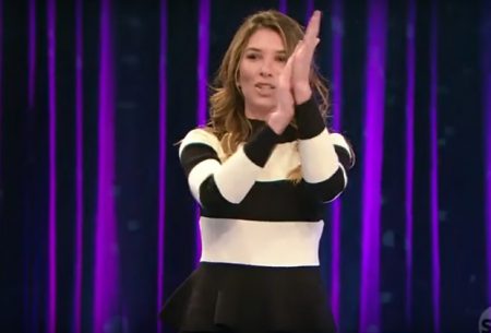 Rebeca Abravanel surpreende e faz trenzinho com auditório no SBT