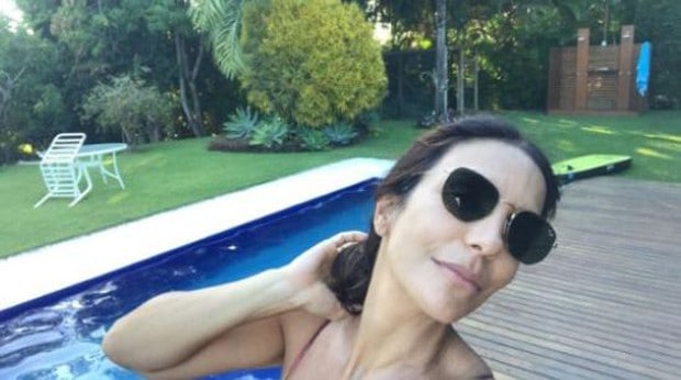 De biquíni, Ivete Sangalo compartilha momento de férias na praia