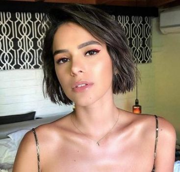 Bruna Marquezine muda o visual no exterior e cabeleireiro divulga foto
