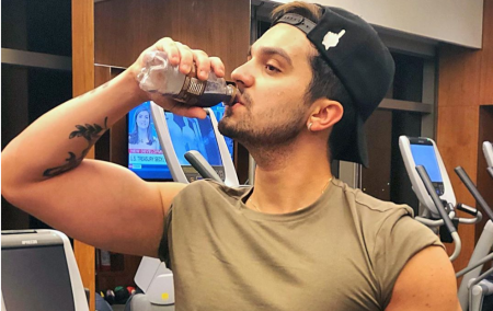 Luan Santana mostra mamilos “acesos” e atiça seguidores
