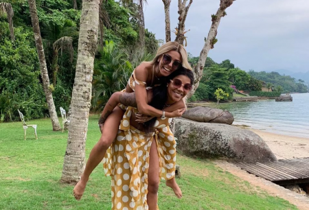 Ludmilla dá anel de compromisso para namorada e o valor é divulgado