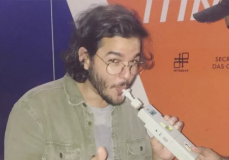 Túlio Gadêlha é parado em blitz e faz teste do bafômetro