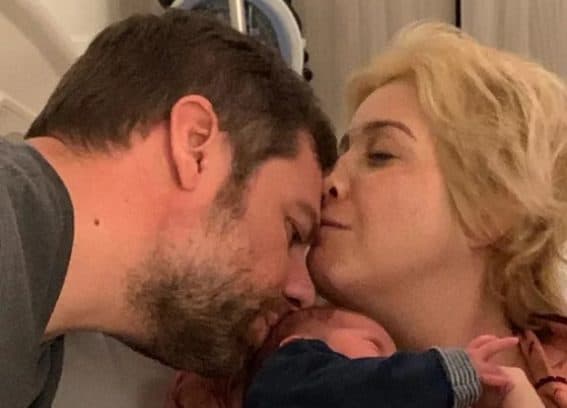 Luiza Possi compartilha momento íntimo com marido e filho