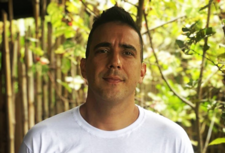André Marques se explica após ser flagrado bebendo com amigos