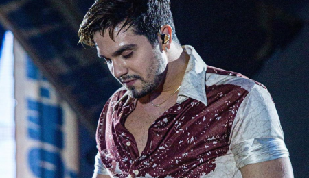 Luan Santana é obrigado a beijar o pé de repórter após pisão; assista