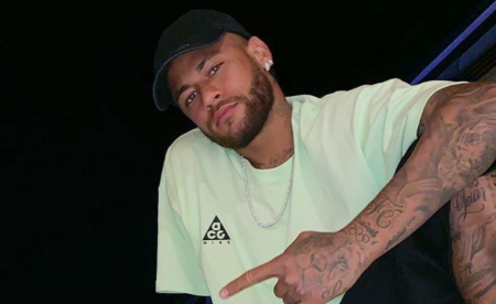 Neymar abaixa as calças em festa com famosos e funcionário se revolta