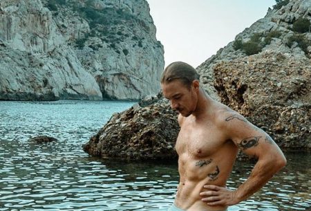 Diplo é flagrado no vaso sanitário e quase mostra demais