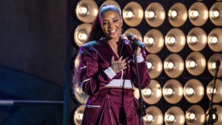 Ludmilla participa de “Malhação” e é tietada pelo elenco