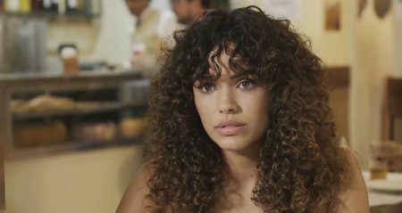 “Verão 90”: Moana é surpreendida ao chegar no apartamento de João