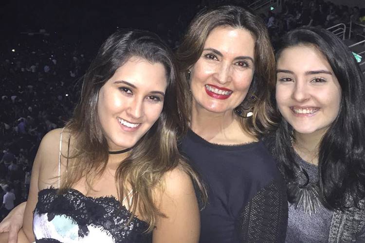 Semelhança entre Fátima Bernardes e filhas impressiona