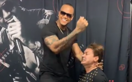 Leo Santana segura a cabeça de David Brazil e manda um “chapuletei”