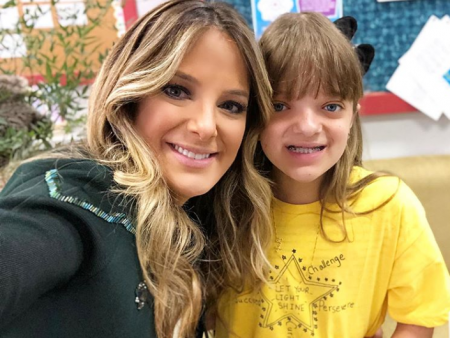 Filha de Ticiane Pinheiro surge com barriga de grávida em foto inusitada